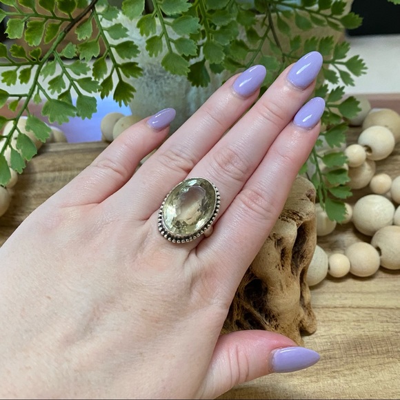 Sterling silver .925 and Pale green gemstone ring - Picture 2 of 8